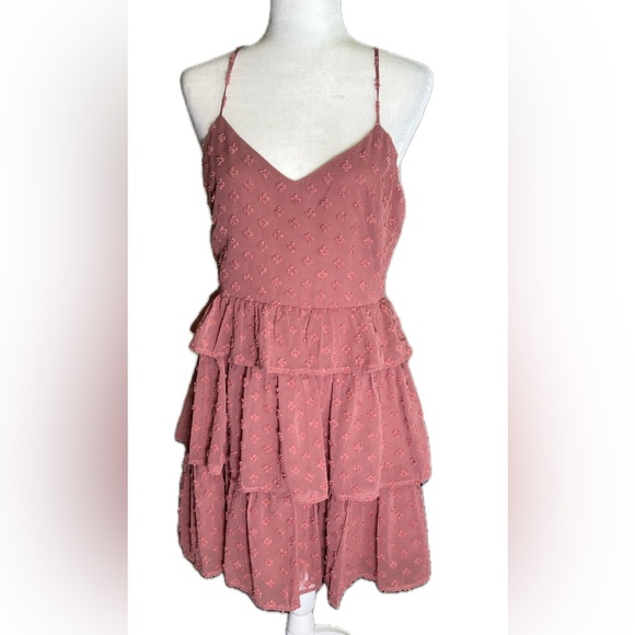 Altar'd State Dresses & Skirts - Altar’d State mauve clip dot textured tiered babydoll mini dress size L large